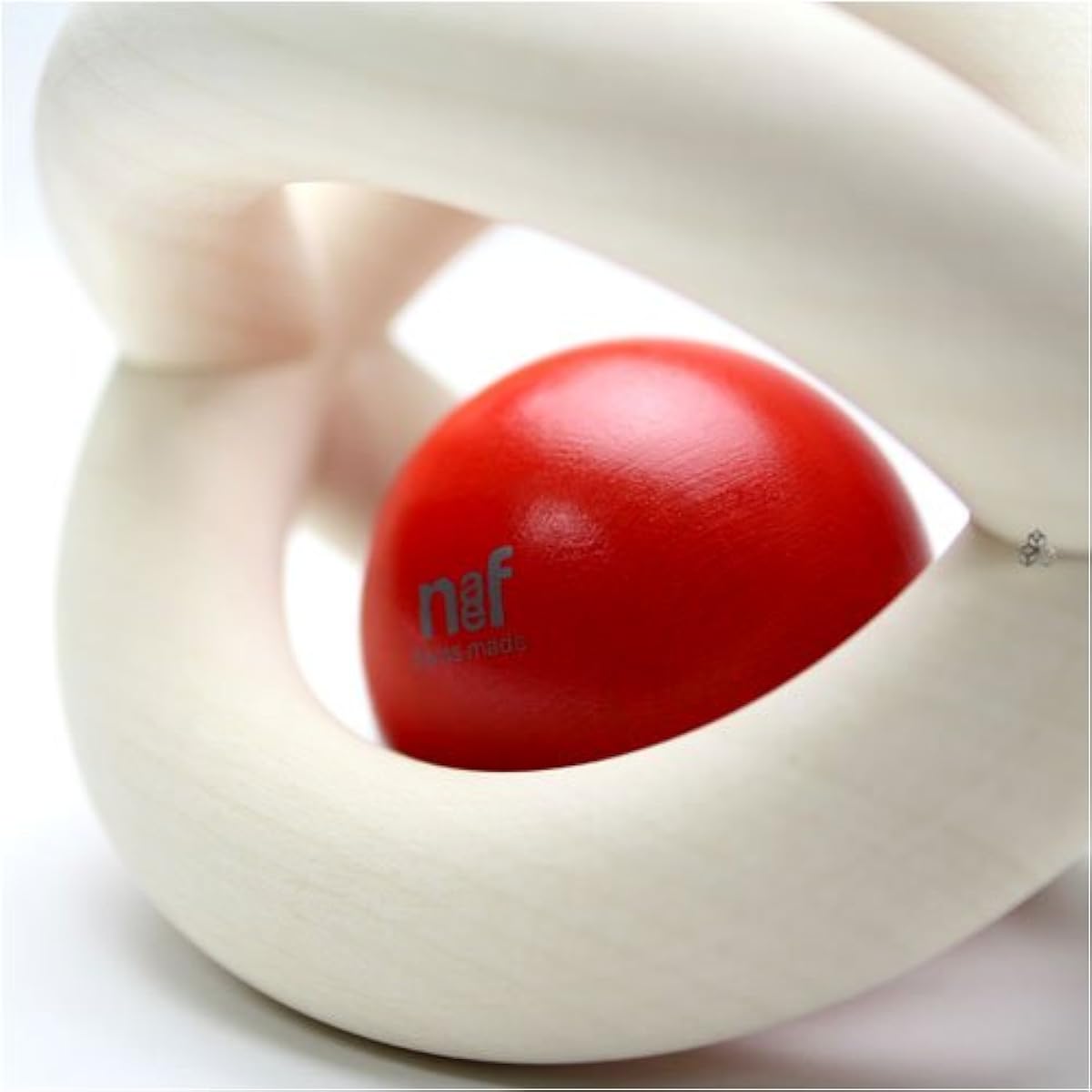 Kaumi is a pacifier designed with two plain wood rings. It has an orange ball inside, which makes a gentle rattling sound. It is a little large, so we recommend using it after your baby's arms become stronger.