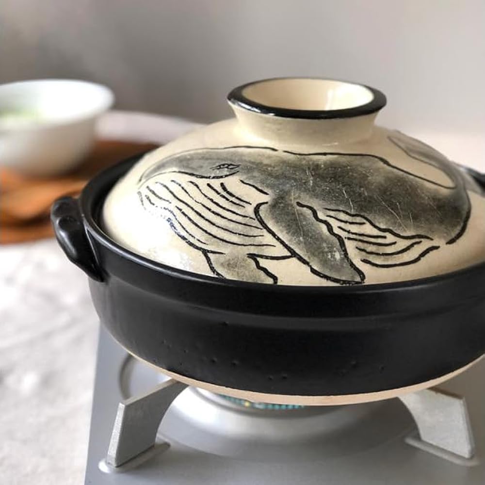 Heat resistant and durable, Yokkaichi's traditional craft, Banko-yaki earthenware pot, size 6, for one person, diameter 19.5cm, capacity 800ml, small earthenware pot, lucky black whale, not easy to break, far-infrared effect brings out the deliciousness