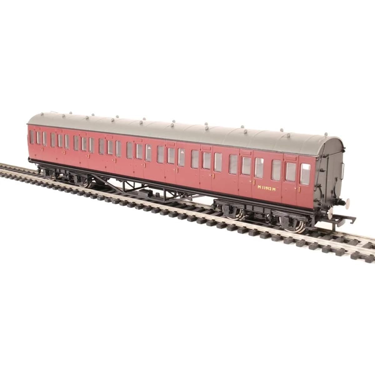 Hornby R4690 BR Non-Corridor 17m Third Class Coach Crimson BR Maroon