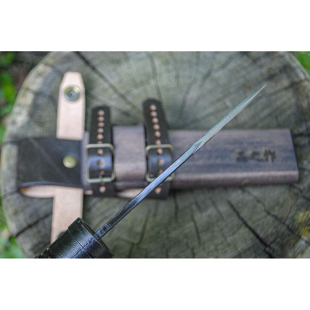 Made by Akino Damascus Compact Yamachet 120 Black hammer finish Double-edged Damascus 15 layer blue 2 steel (7+blue 2+7) Black collar Handle: Oak oil stain *Checkered*With string Scabbard: Pak oil stain *Leather band dcy- 001-kr