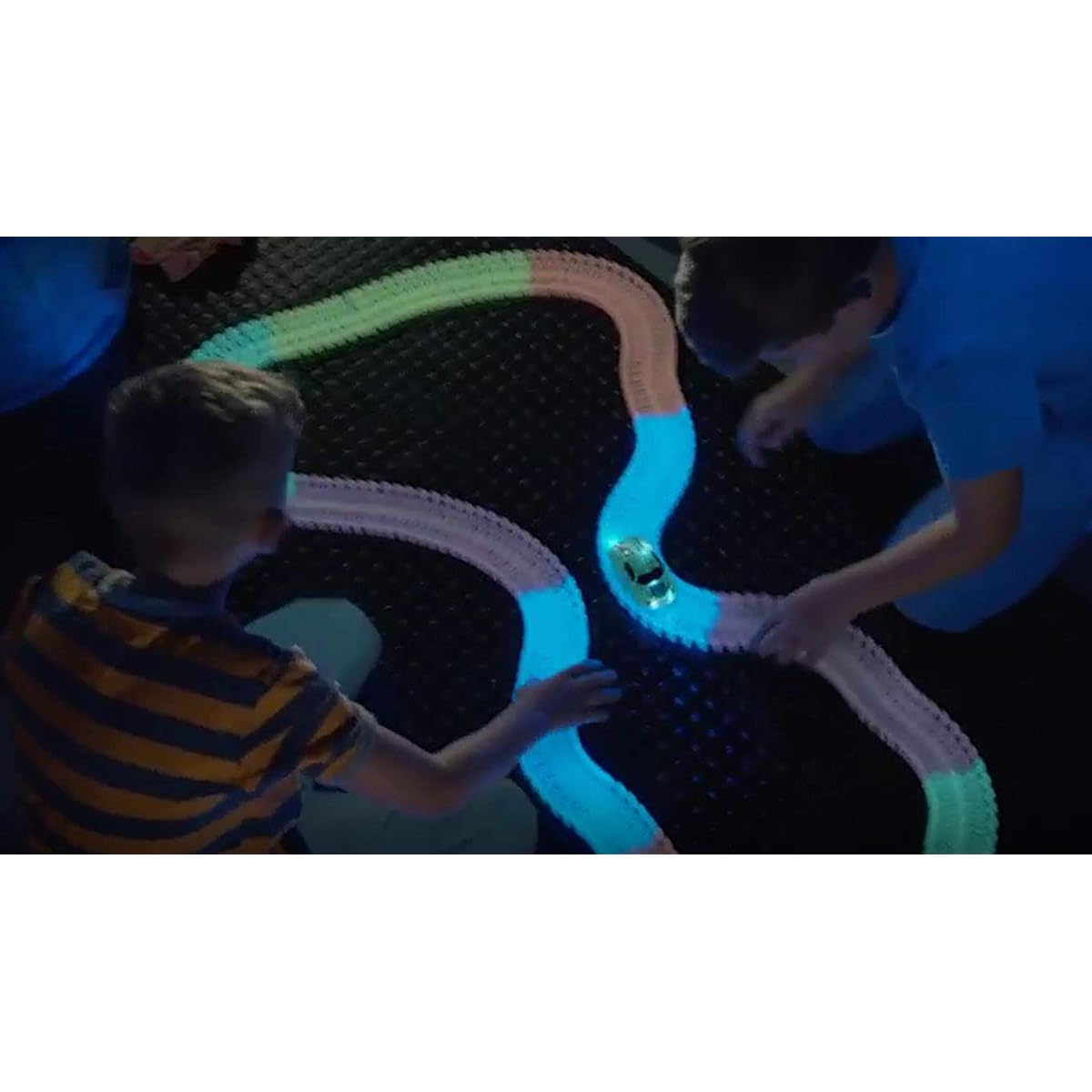 Mindscope Twister Tracks Neon Glow in the Dark 221 Piece (3.4m) of Flexible Assembly Track Race Series