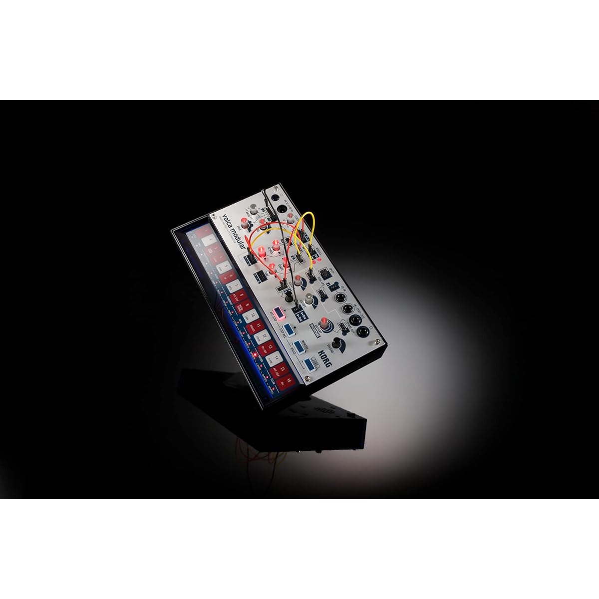 KORG modular synthesizer, volca modular, patching cable included, battery powered, built-in speaker, can be used with headphones, compact size that can be used anywhere