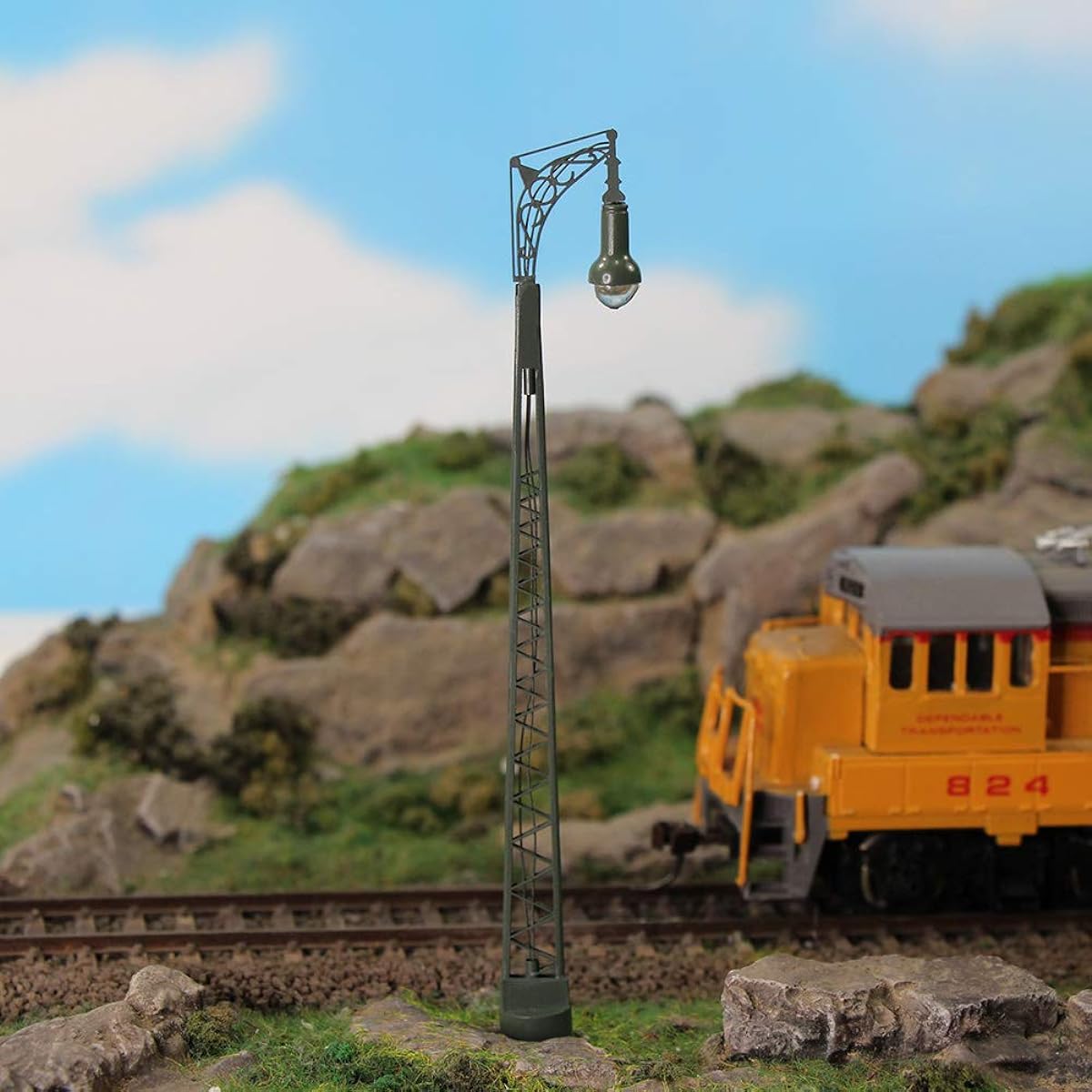 LQS65 3 Piece Model Train HO Scale 1:87 Street Lamp Lattice Mast Post (HO Scale)