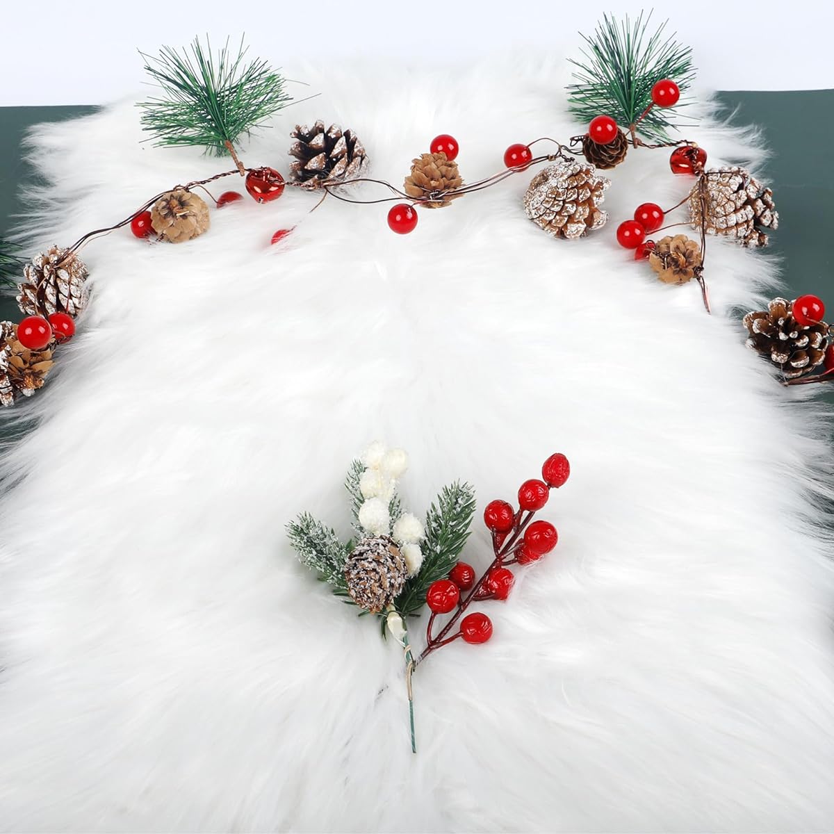 Ouddy Mode Christmas Table Runner, Faux Small Fur Table Runner for Christmas Table Decoration, Holiday White Table Runner Christmas Theme for Dining Table, Bed, Cabinet Shelf