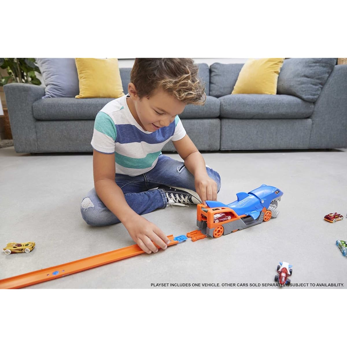 Hot Wheels Shark Chomp Transporter Playset with One 1:64 Scale Car for Kids 4 to 8 Years Old, Shark Bite Hauler Picks Up Cars in Its Jaws & Stores Up to Five in Its Belly