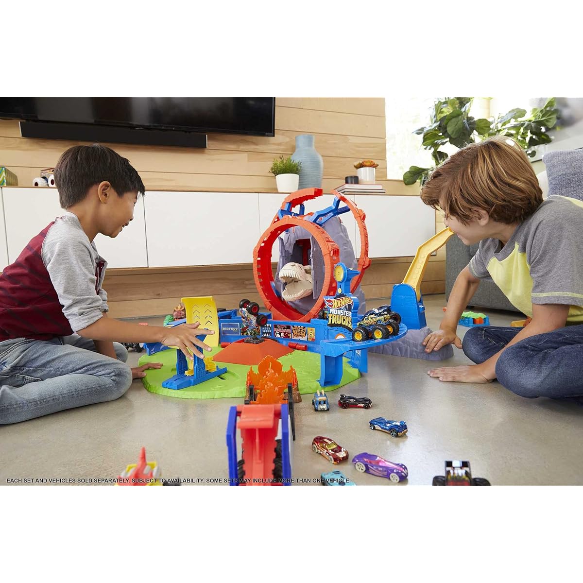 Hot Wheels Monster Trucks Launch & Bash Play Set with Launcher, 4 Crushed Cars, 1 1:64 Scale Monster Truck, Landing Zone for Stunting, Crashing Action Great Gift for Kids Ages 4-5-6-7-8 (GVK08)
