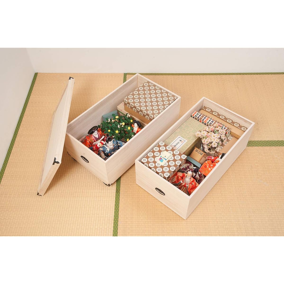 e stored in a closet, Hina dolls, May dolls, paulownia, Hina doll storage case, closet, paulownia dolls, costume box, costume case, costume case, paulownia box, with casters, paulownia chest, paulownia chest of drawers, paulownia chest of drawers, kimono