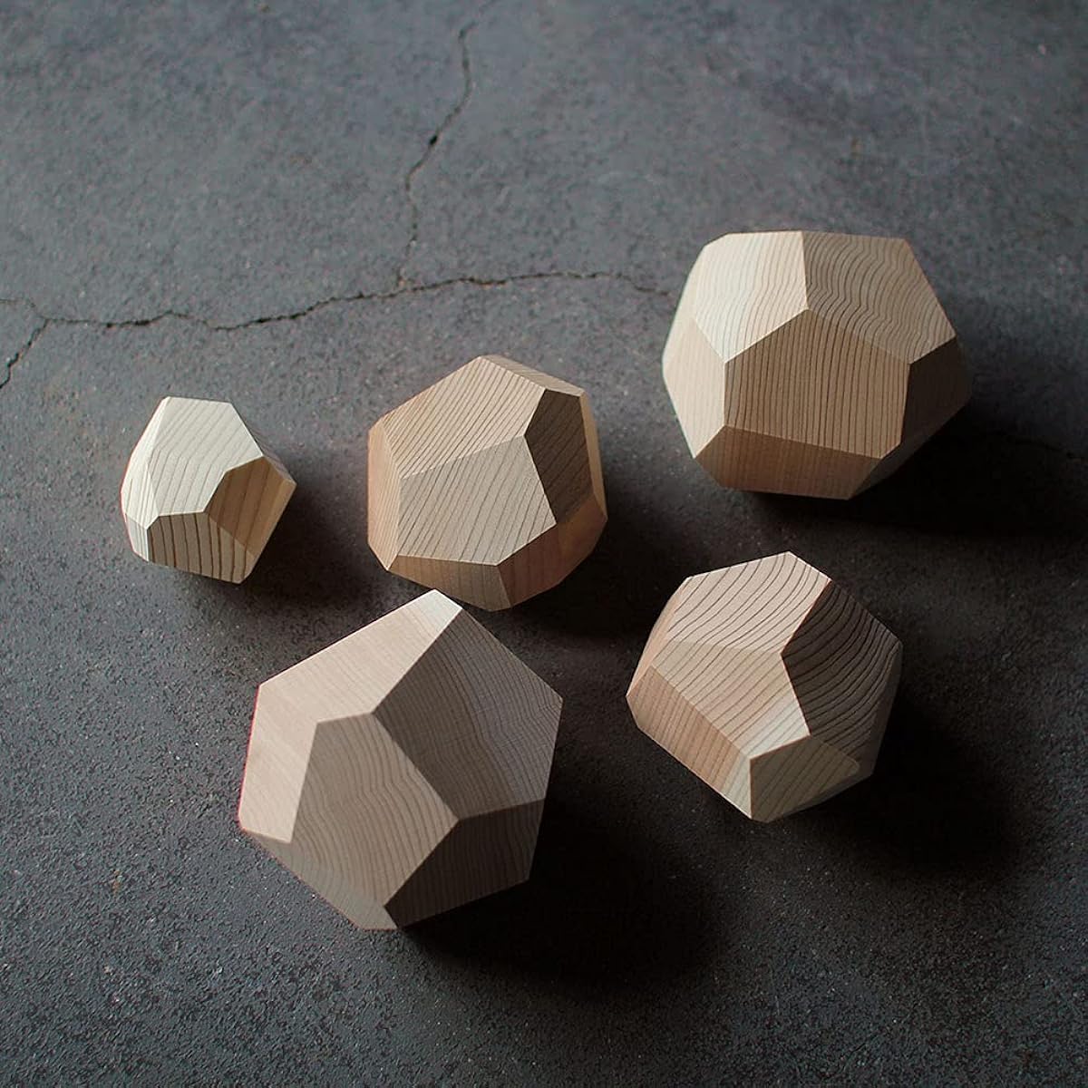 Ayon tumi-isi (Tsumiishi) A toy object that changes every time you stack it. A wooden toy that looks like a pile of stones (plain)