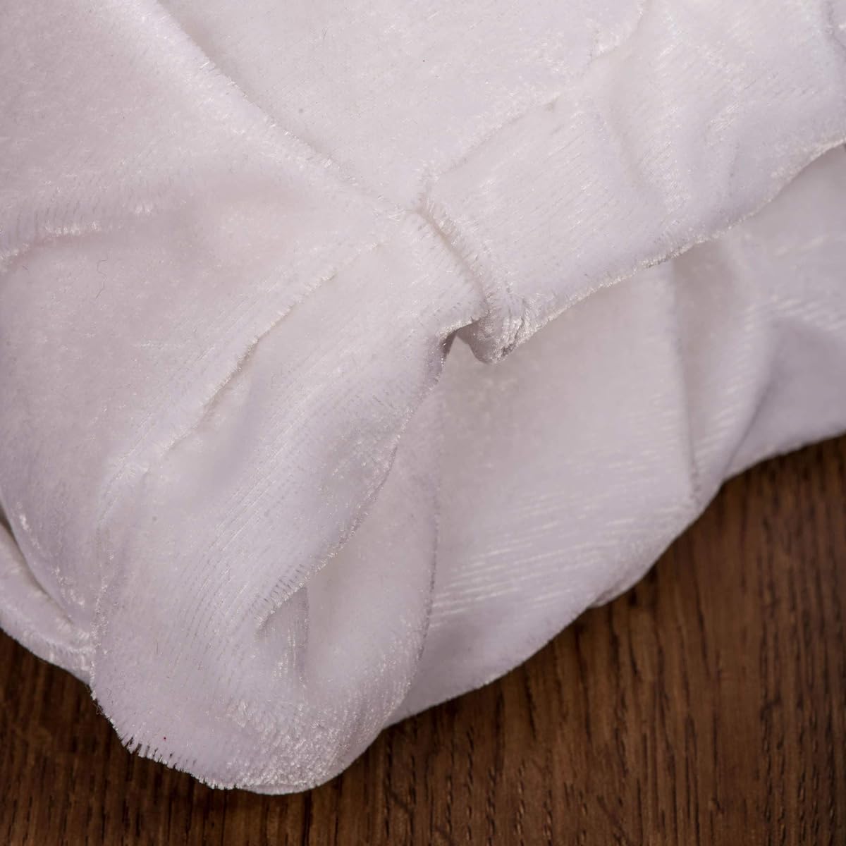 Vickerman qtx17761 60 in. Plush White Velvet Tree Skirt