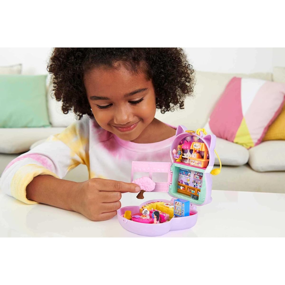 Polly Pocket Cat Restaurant Playset, Sushi Restaurant Decor with 2 Mini Polly Figures and Her Friend and 12 Accessories, Children's Toy, Ages 4 and Up, HCG21