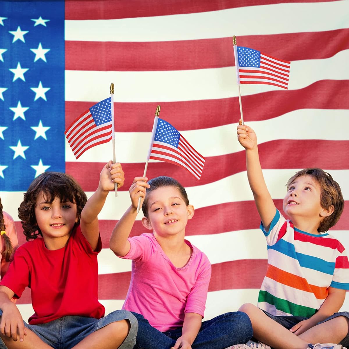 Batiyeer 1000pcs Small American Flags on Sticks 4 x 6 Inch Mini American Flags Handheld USA Flag Polyester 4th of July Decoration with Safety Golden Spear Top for Memorial Independence Day Decoration