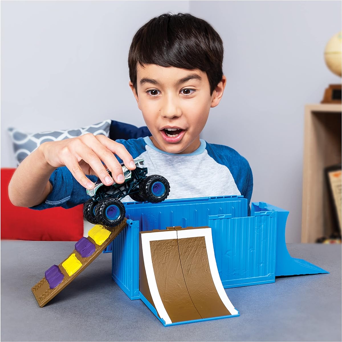 Monster Jam, Ship It & Flip It Transforming Playset with 1:64 Scale Die-Cast Monster Jam Trucks