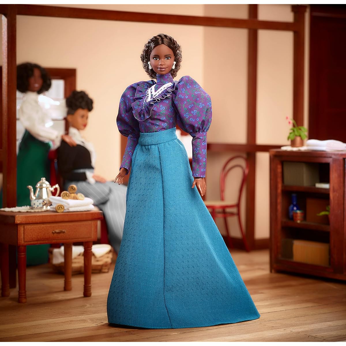Monster High Doll and Sleepover Accessories, Twyla Doll with Pet Bunny Dustin, Creepover Party