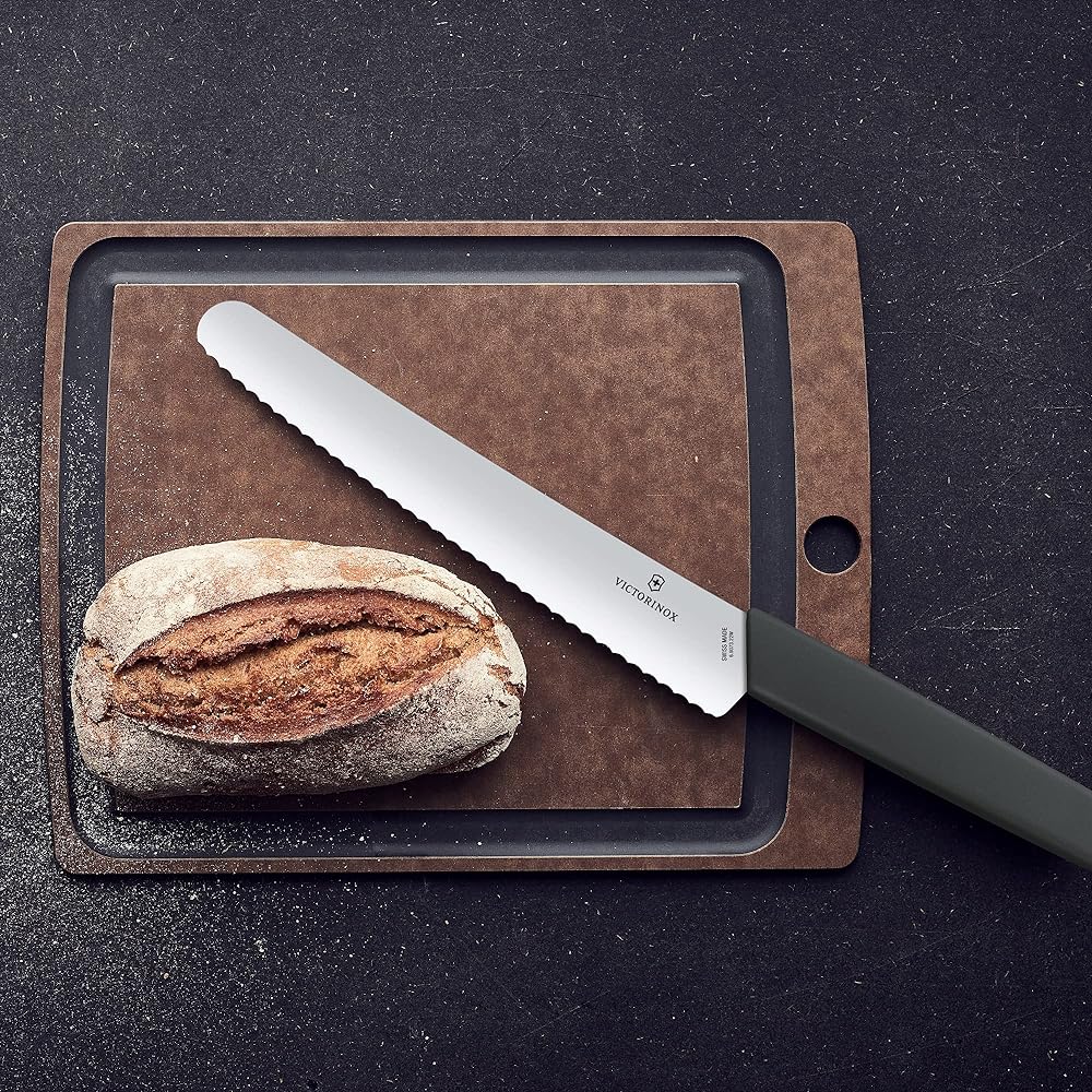 VICTORINOX Bread & Pastry Knife Black 22cm Wave Blade Swiss Modern Bread Knife Bread Cutting Knife 6.9073.22WB