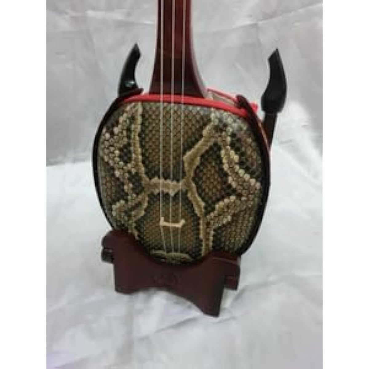 A wooden foldable sanshin stand (brown) for Okinawa sanshin and Amami sanshin. This stand also comes with a drumstick stand that can be used as a music stand.