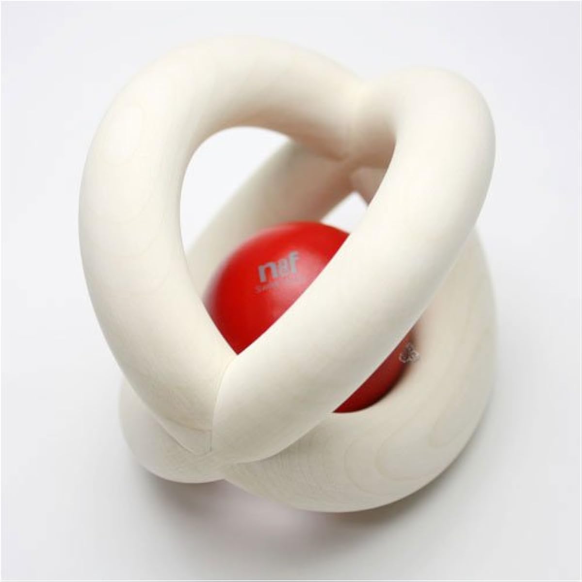 Kaumi is a pacifier designed with two plain wood rings. It has an orange ball inside, which makes a gentle rattling sound. It is a little large, so we recommend using it after your baby's arms become stronger.