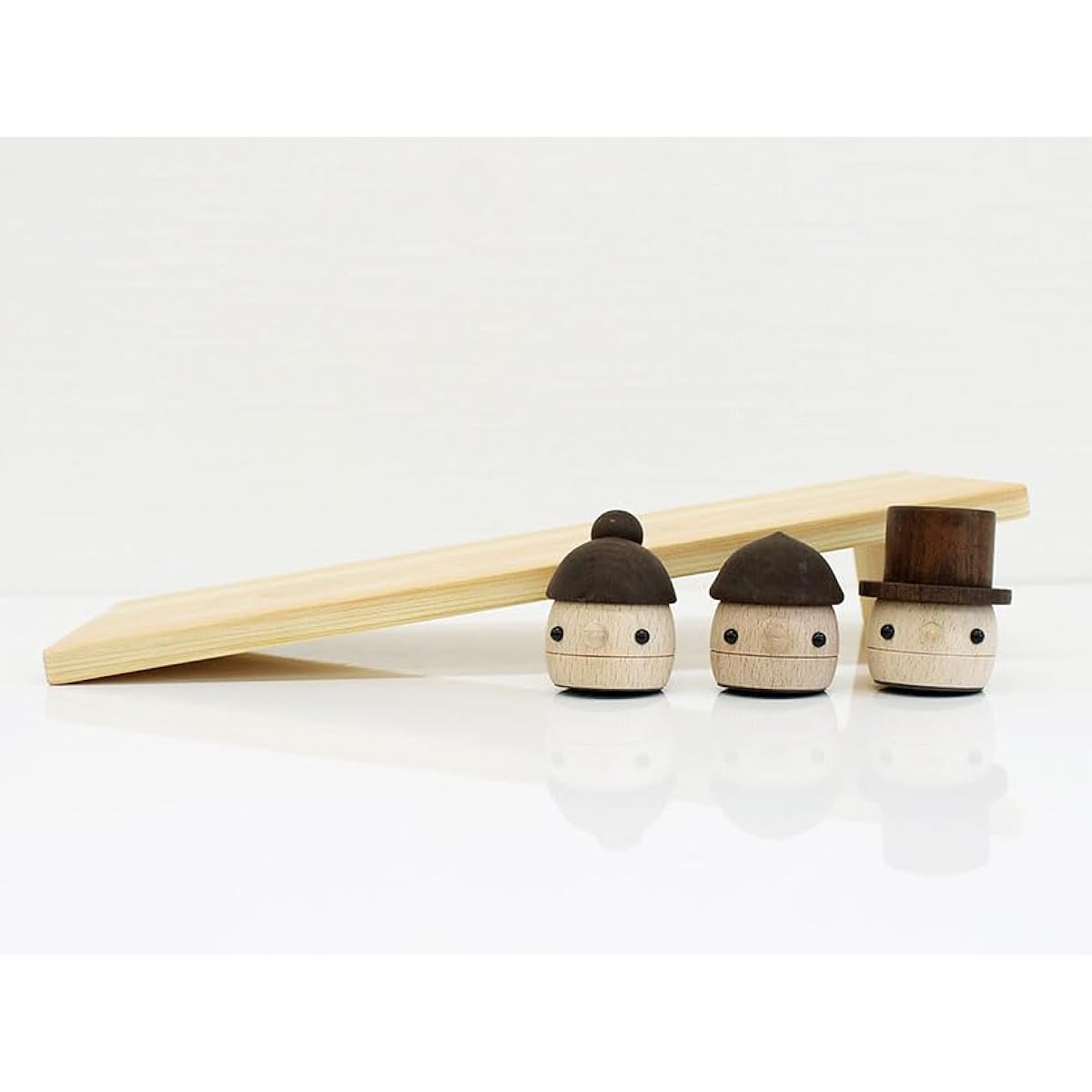 Toy Komamugu Acorn Parent and Child Set (1x Acorn Hill, 1x Acorn Papa, 1x Acorn Mama, 1x Acorn Brown)