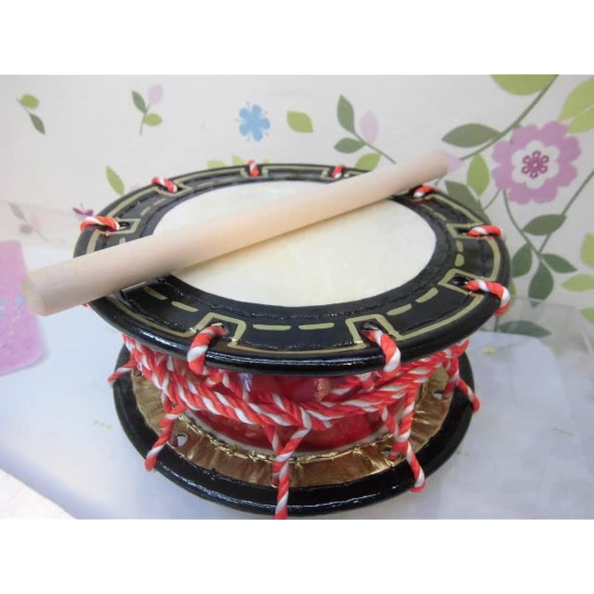 This is a 25cm shime taiko drum, essential for Okinawa Eisa, and comes with a plectrum.
