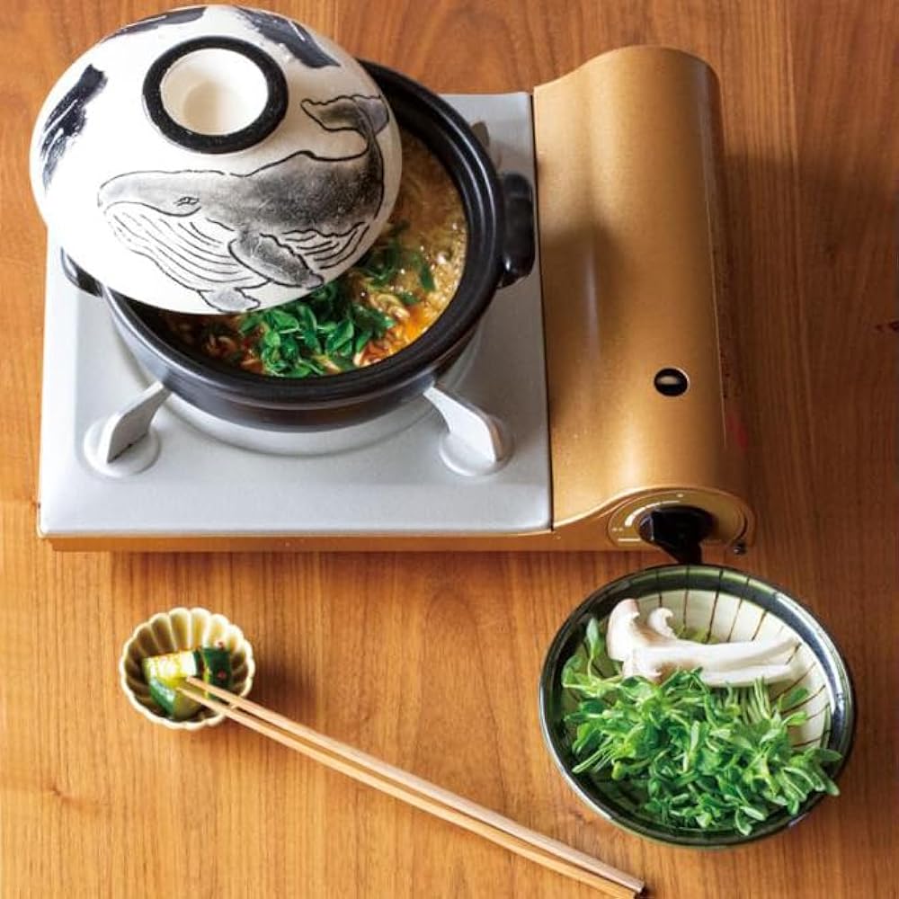 Heat resistant and durable, Yokkaichi's traditional craft, Banko-yaki earthenware pot, size 6, for one person, diameter 19.5cm, capacity 800ml, small earthenware pot, lucky black whale, not easy to break, far-infrared effect brings out the deliciousness