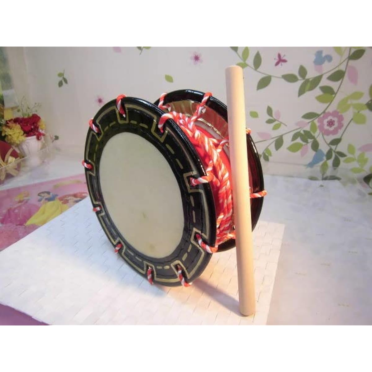 This is a 25cm shime taiko drum, essential for Okinawa Eisa, and comes with a plectrum.