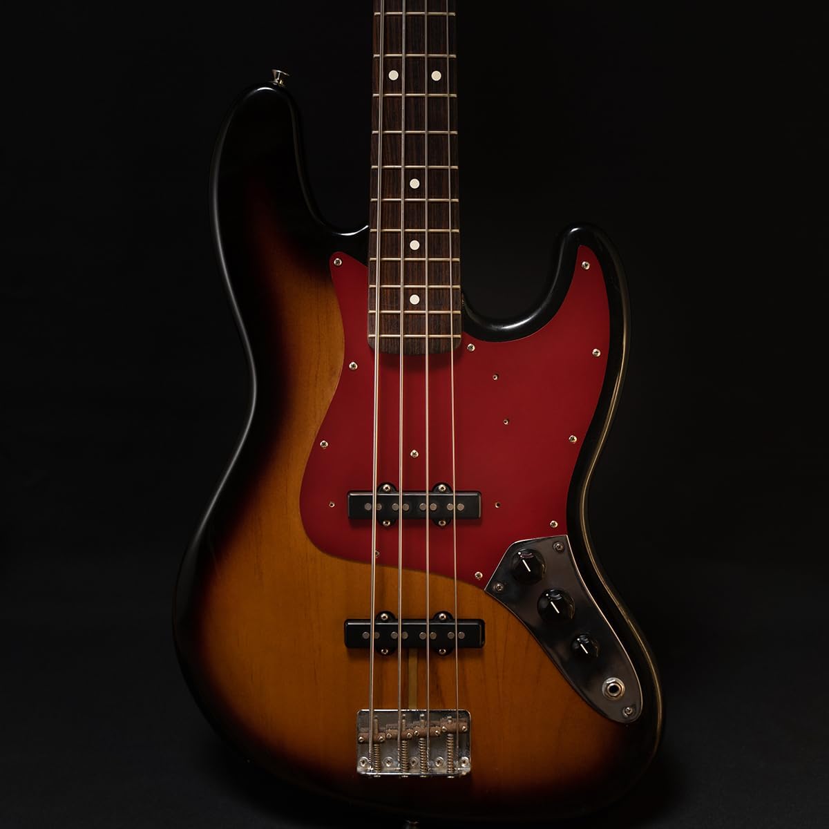Anodized pickguard for Jazz Bass 60s Red Made of metal, compatible with instruments manufactured based on the 60s model such as Fender 3