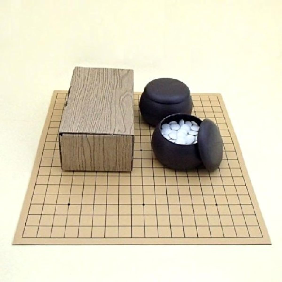 Go board set: A rubber-plated go board that is hard to move (sold by the Japan Go Association), a popular set that includes a dual-purpose board, a plastic go bowl, and go stones (approximately 6mm thick)