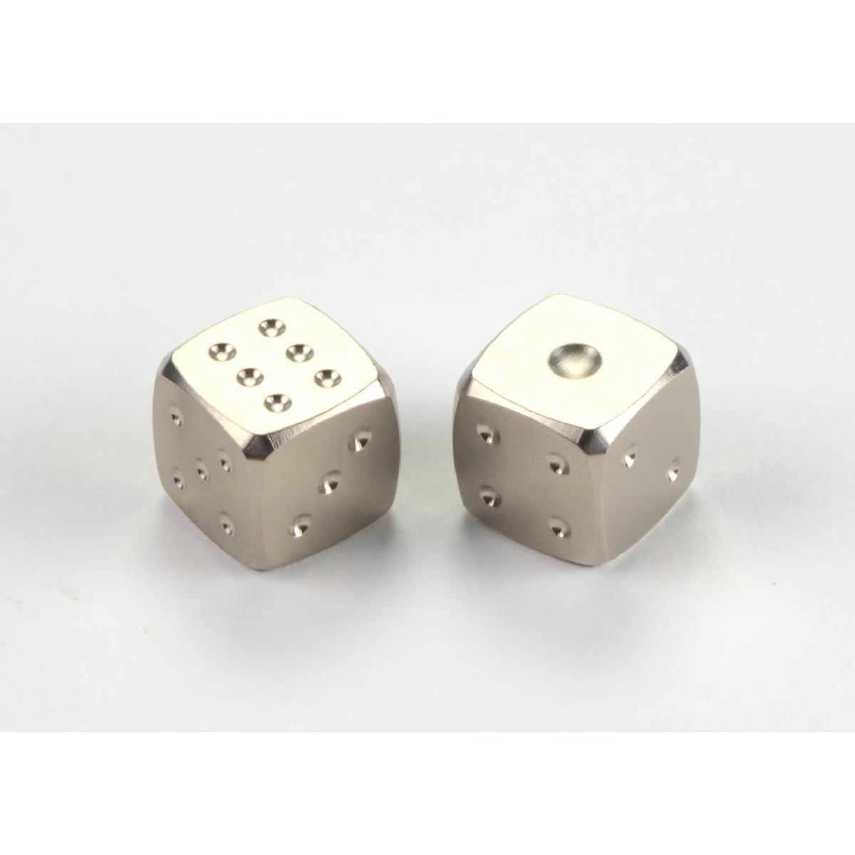Iriso Precision REAL EDGE Purely Japanese Product World's Fastest Dice-Shaped Titanium 2 Pieces RTW-02