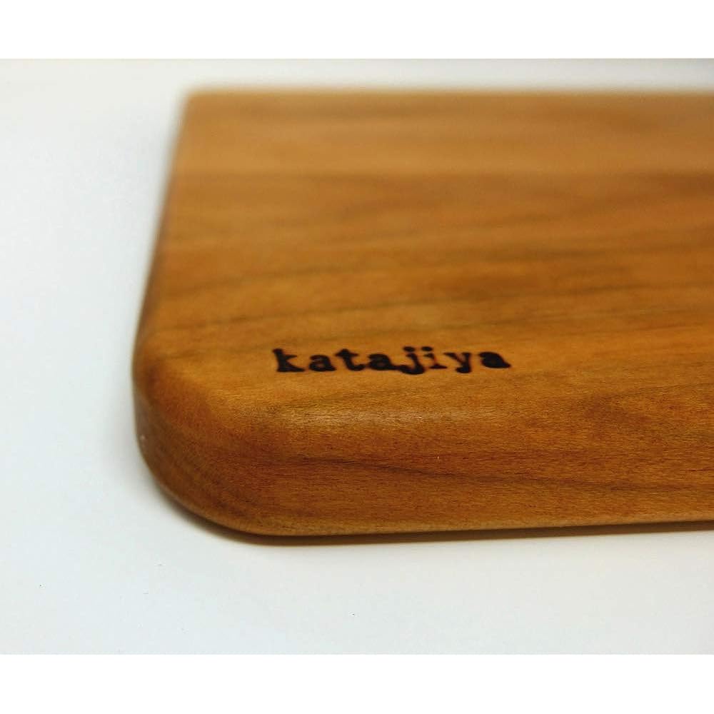 Katajiya Wooden Cutting Board Chopping Board Domestic Yamazakura Solid Wood Small Size [250 x 250 Thickness 15] ~ Re-sharpening Service Available ~