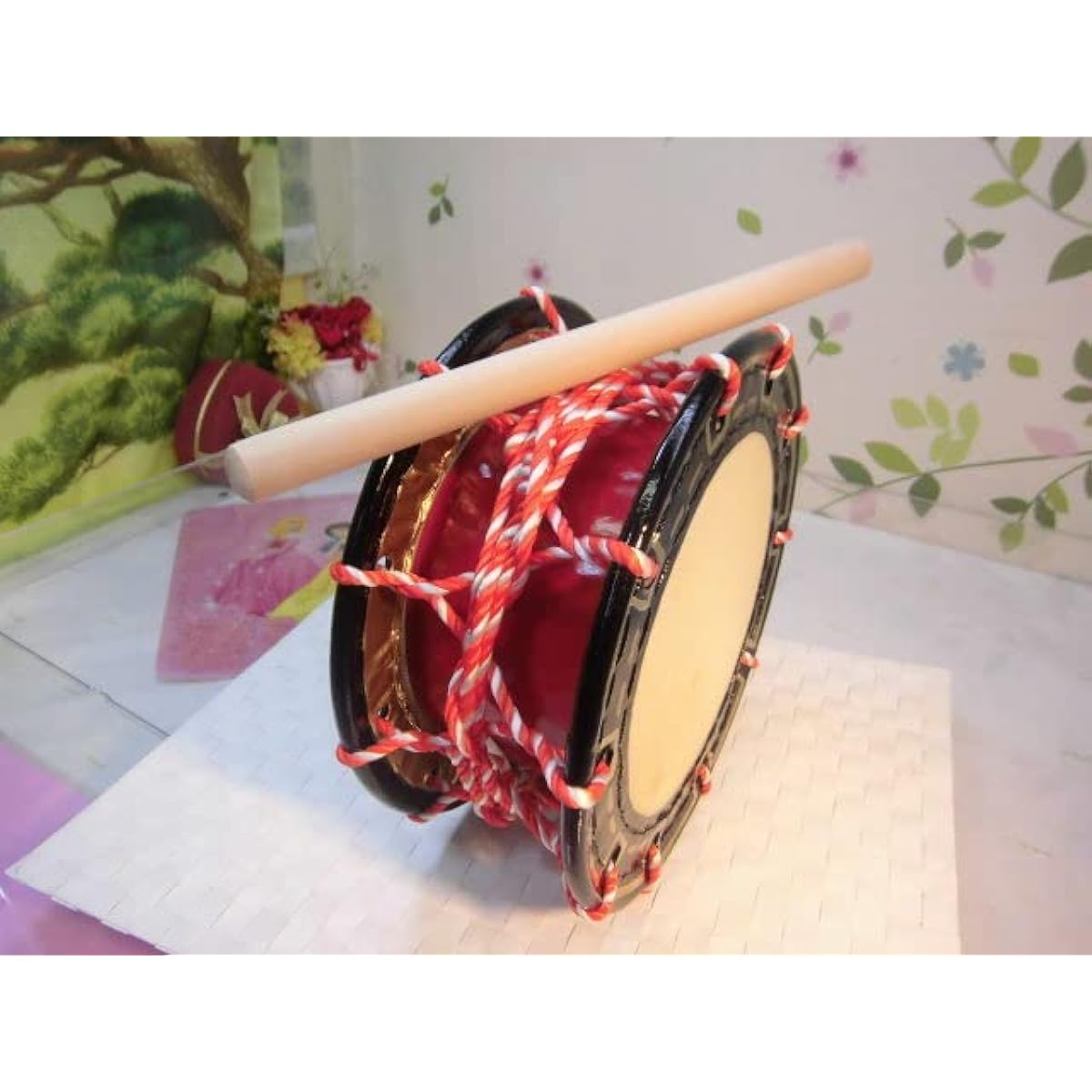 This is a 25cm shime taiko drum, essential for Okinawa Eisa, and comes with a plectrum.