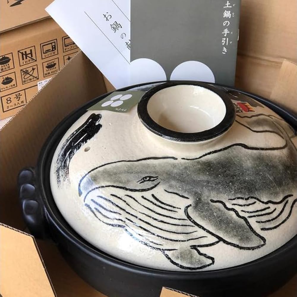 Heat resistant and durable, Yokkaichi's traditional craft, Banko-yaki earthenware pot, size 6, for one person, diameter 19.5cm, capacity 800ml, small earthenware pot, lucky black whale, not easy to break, far-infrared effect brings out the deliciousness