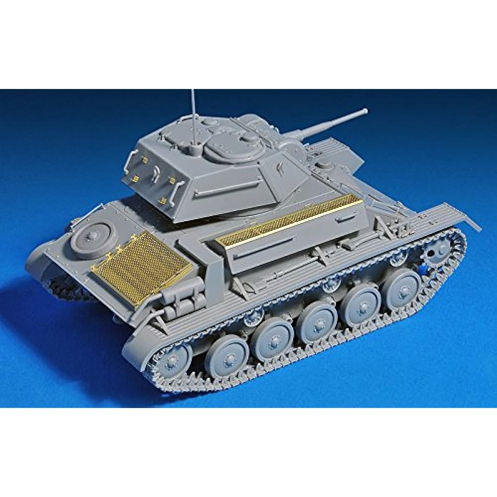 Miniart 1/35 T-80 Soviet light tank & 5 crew members, movable track-connected plastic model MA35243