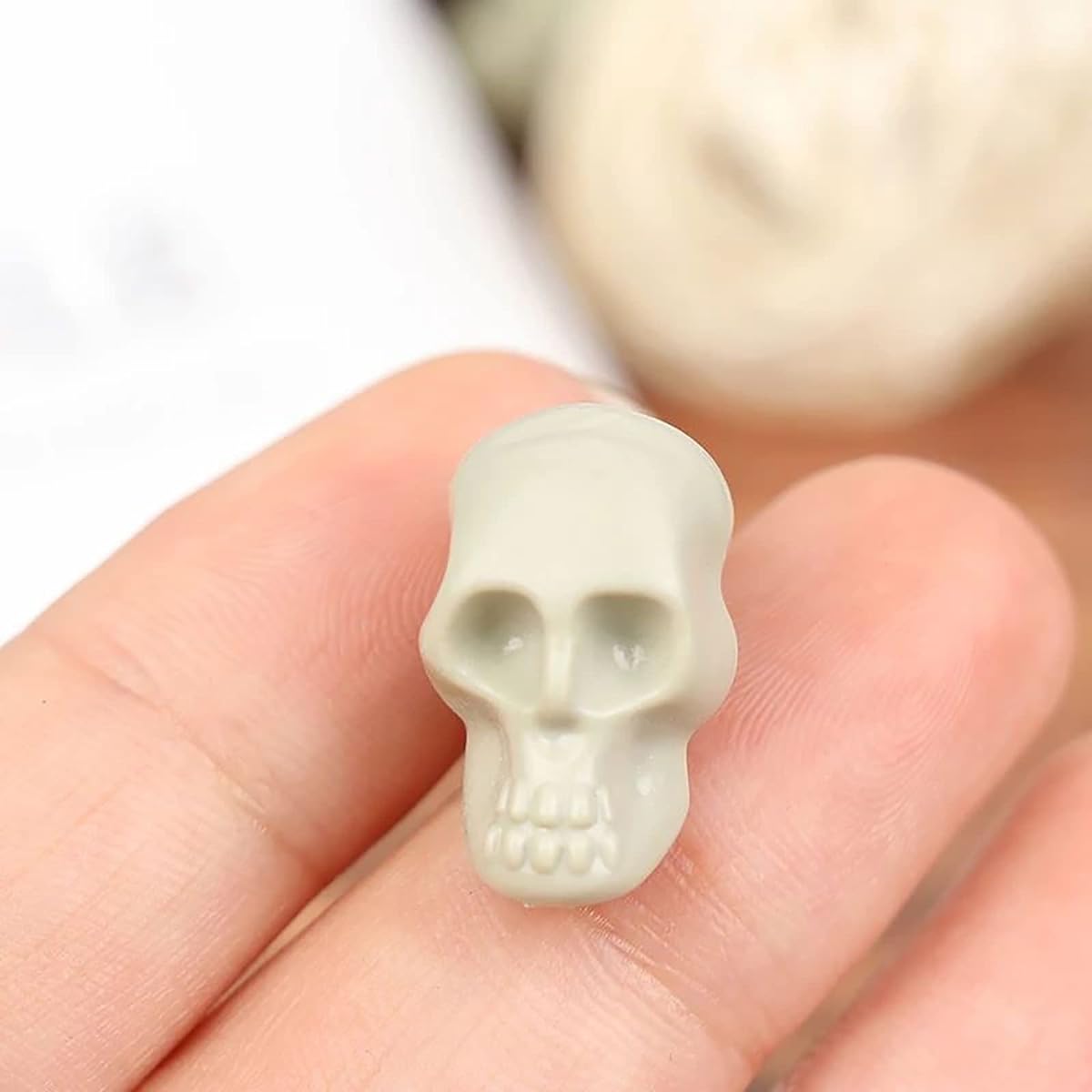 50pcs Mini Skull Halloween Figurine Miniature Small Skull Halloween Decoration Skull Model Desktop Ornament DIY Halloween Craft Bar Home Trick Toy