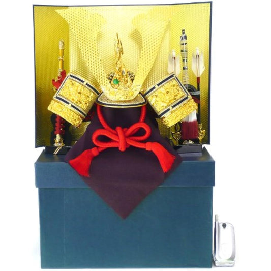Large 鍬形 mini helmet No. 18, full set with folding screen, bow and sword, and display stand. A fairly large mini helmet decoration set, perfect as a gift or seasonal display.