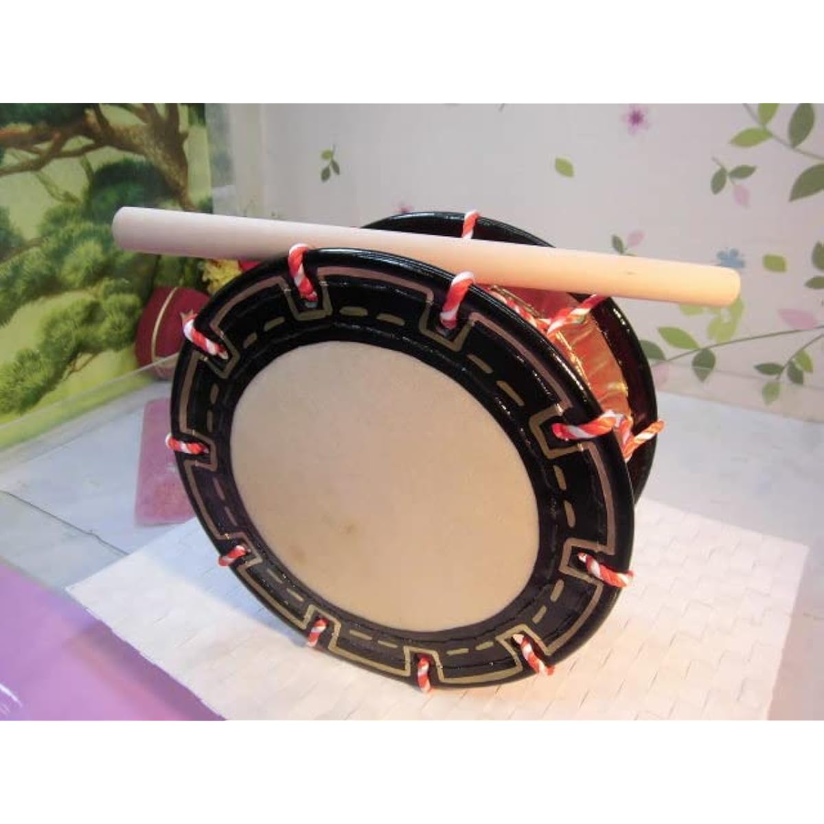 This is a 25cm shime taiko drum, essential for Okinawa Eisa, and comes with a plectrum.