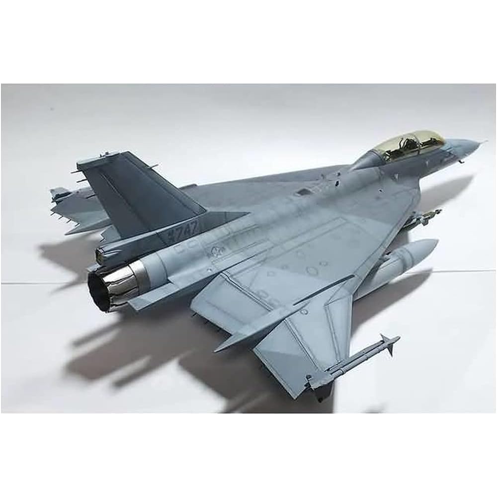 Kinetic 1/48 US Air Force F-16XL2 two-seat prototype tactical fighter plastic model KNE48086