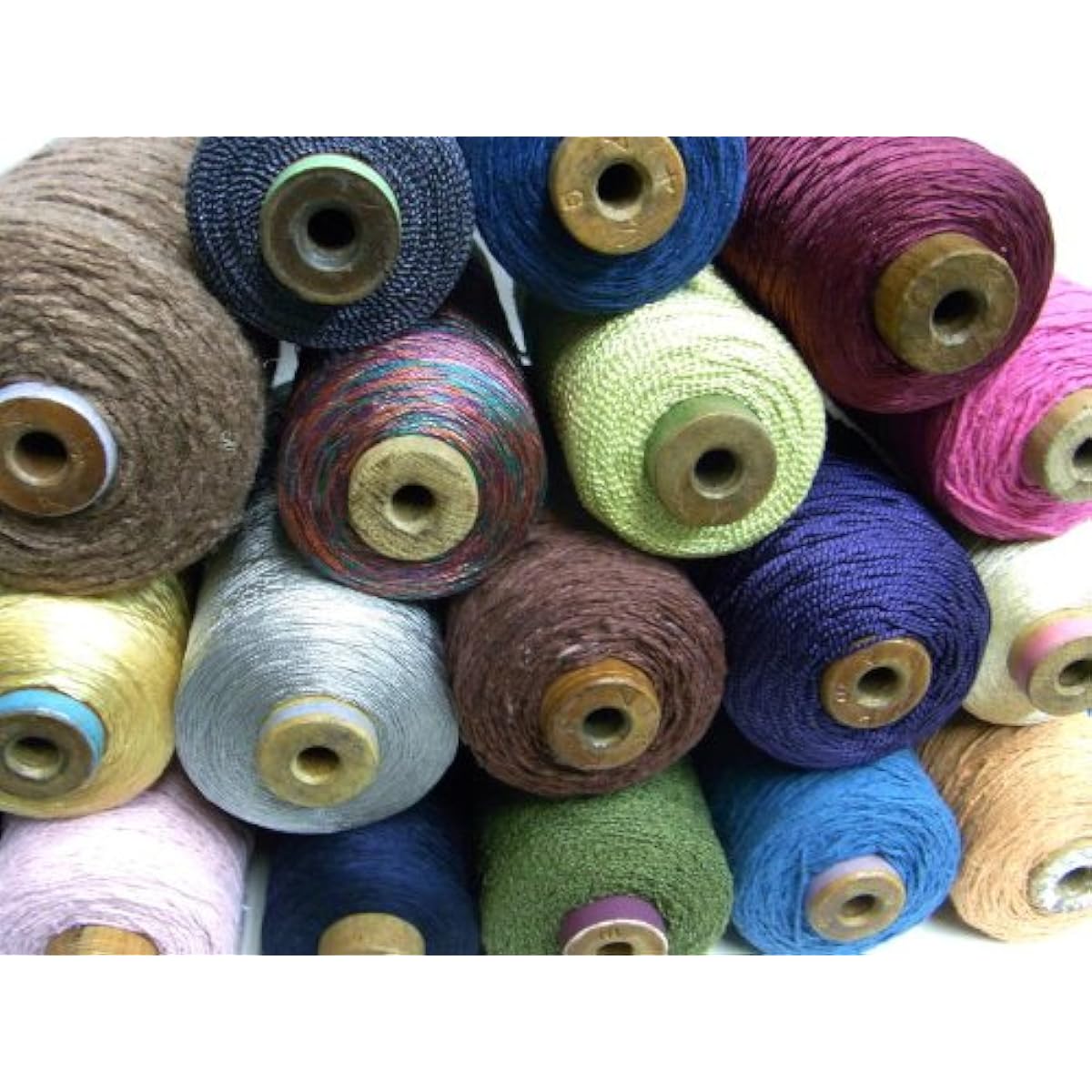 A fun bag of silk and silk blend small rolls. A must-have for those who want to have a variety of threads on hand!