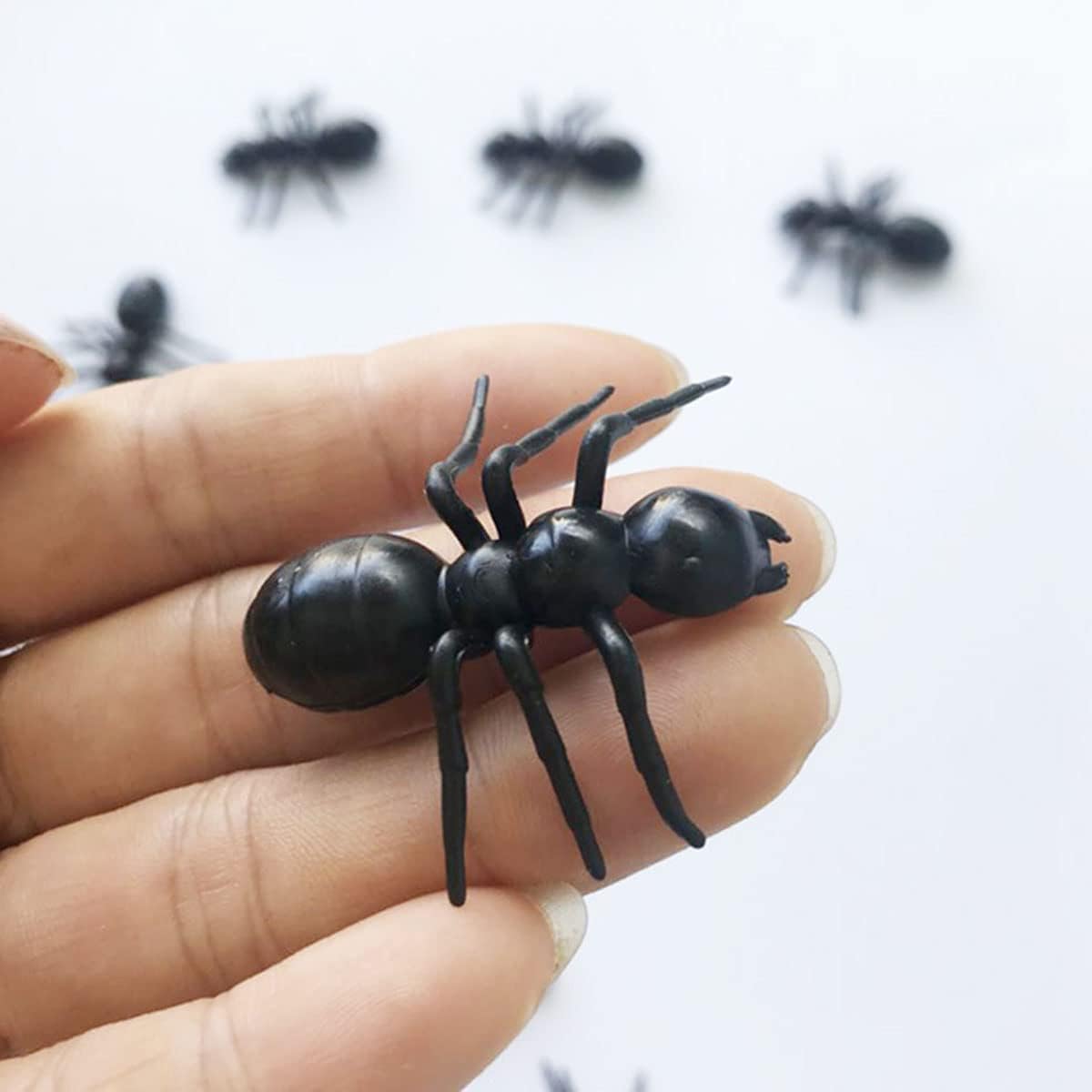 Sujosa 20pcs Fake Big Ants Giant Ants Ant Queen Plastic Fake Bugs Insects April Fool's Day Christmas Party Gag Gift Prank for Adults