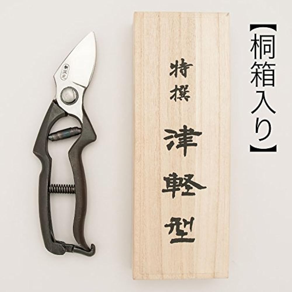 Tohoku cutlery Shinkunimitsu pruning shears, Tsugaru type, metal clasp