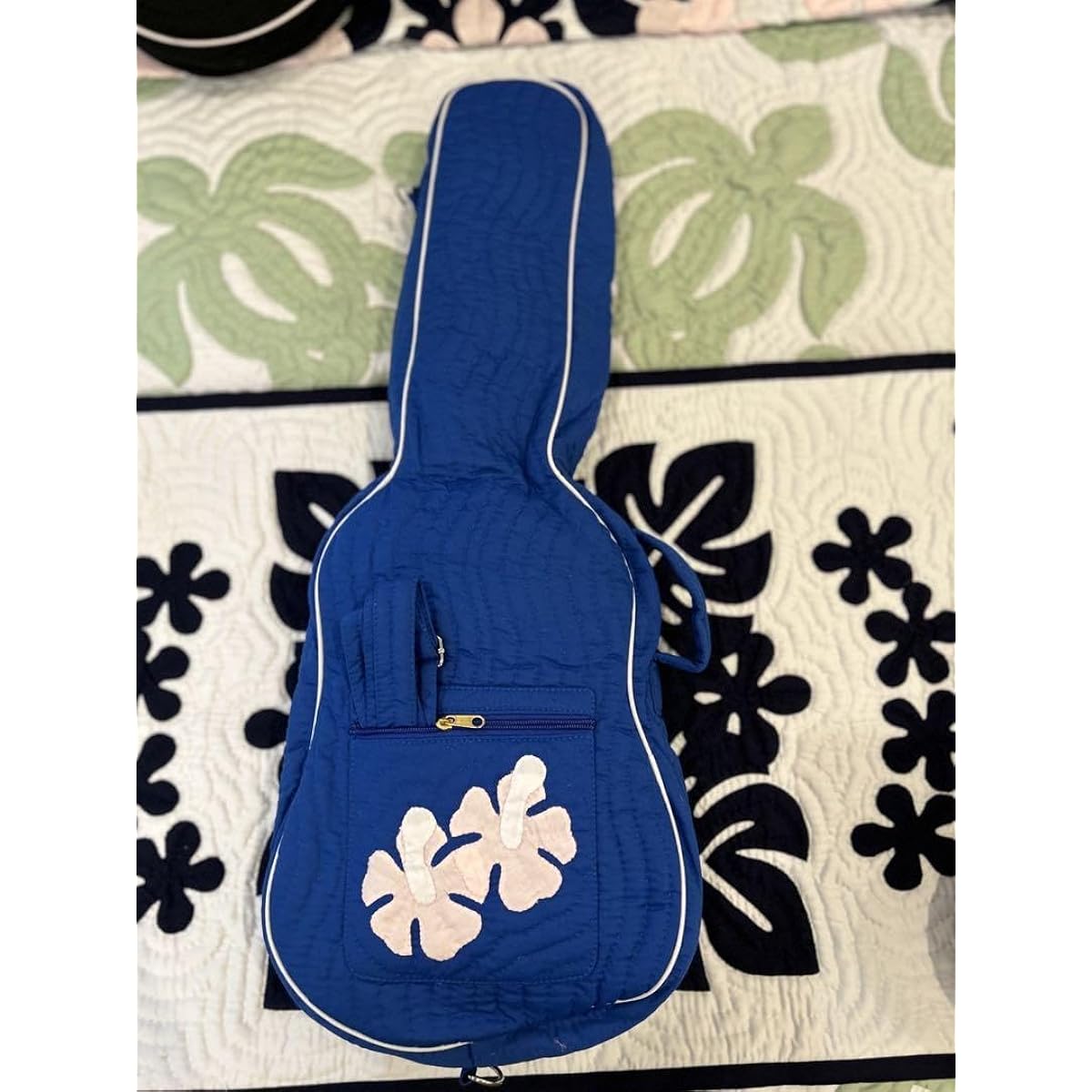 Only 1 left in stock. Royal blue ukulele case (Ukulele motif). Super rare. Hawaiian quilt. Stylish bag. Bag for everyday use.
