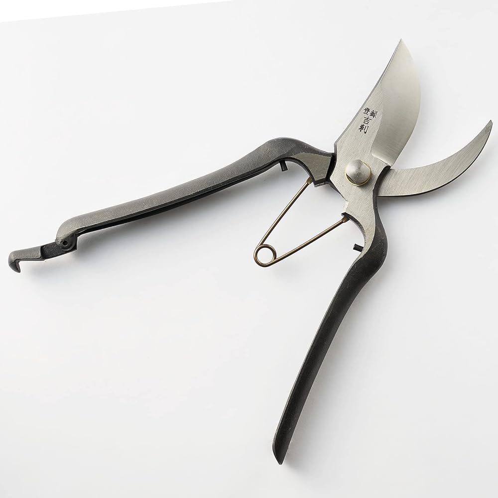 Aguri no Kura Geely Pruning Shears with Metal Clasp 230mm Domestic Made in Japan Made in Sanjo, Niigata Prefecture Handcrafted by blacksmiths B-type pruning shears Easy to cut using lever principle For pruning fruit trees and garden trees