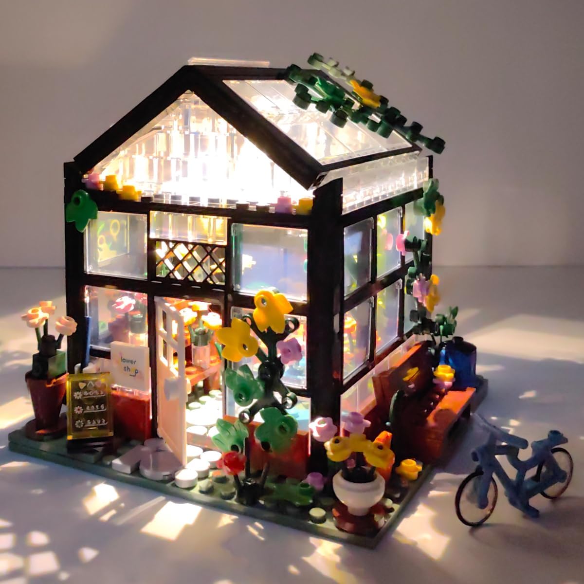 LUOGFYNI Building Blocks Flower House with LED Lights, Dream Florist Compatible with Lego Flower Series, Plant Collection for Adults, Ages 12+, Perfect Gift for Girls and Friends (579 Small Particle Blocks)