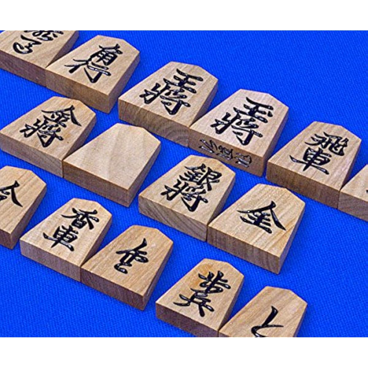 Shogi pieces, Axe-broken, high-grade carved pieces, with Shogoya camellia oil included. *Axe-broken shogi pieces with carved characters in a basic style that feels similar to boxwood shogi pieces.