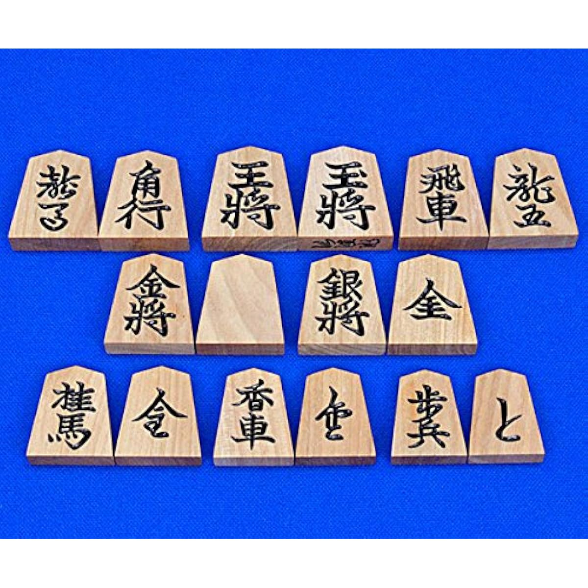 Shogi pieces, Axe-broken, high-grade carved pieces, with Shogoya camellia oil included. *Axe-broken shogi pieces with carved characters in a basic style that feels similar to boxwood shogi pieces.