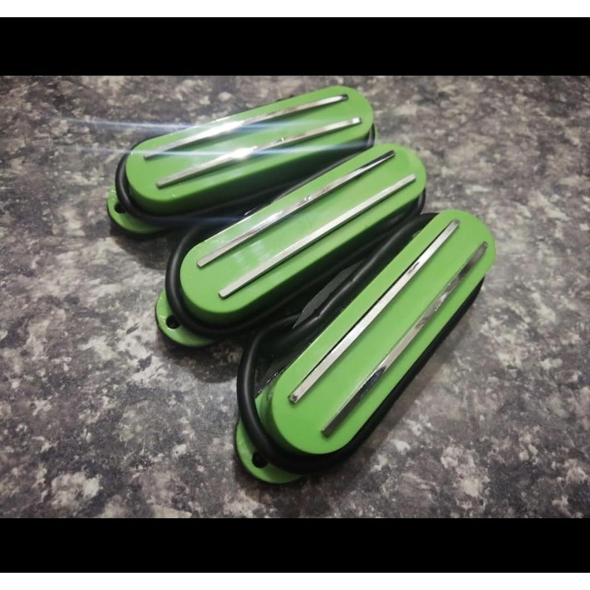 3 double blade type humbucker pickups