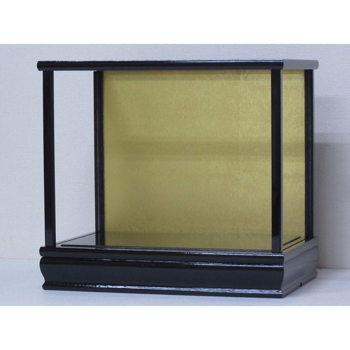 Doll Case 339 Width 28 x Depth 18 x Height 23 cm (inside dimensions) Black mulberry painted glass case Wooden lid type May doll