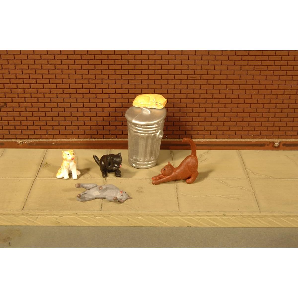 Bachmann Trains Cats with Garbage Can