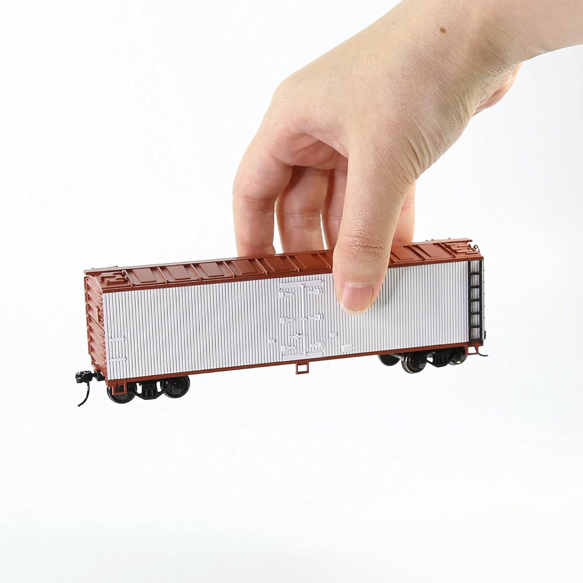 Evemodel C8747 HO Scale 1:87 40ft Wooden Side Reefer 40ft Box Car Model Railroad Wagon (White)