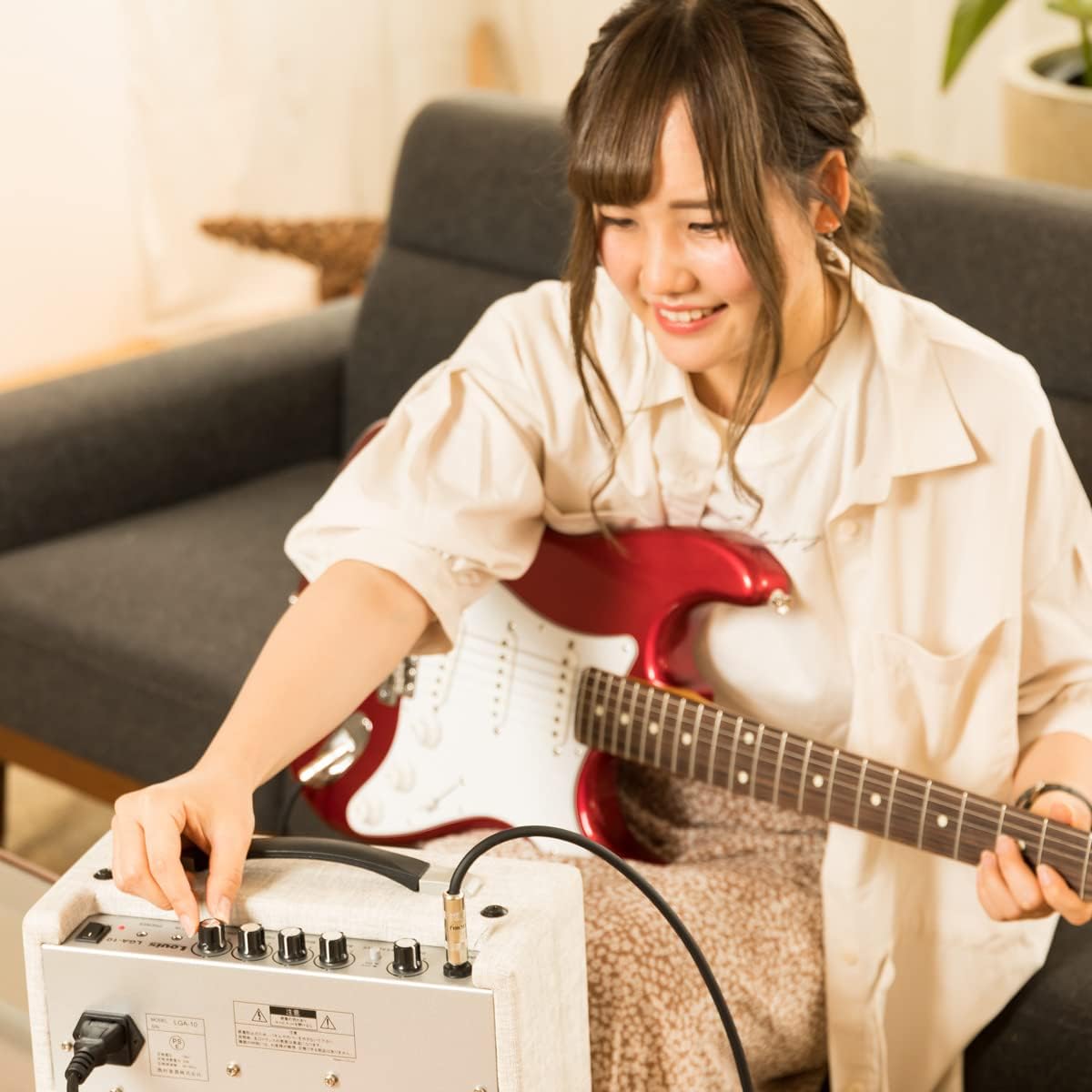 Louis LGA-10 Milky White Guitar Amplifier 10W Width 30cm Height 14cm Compact Small White White Louis