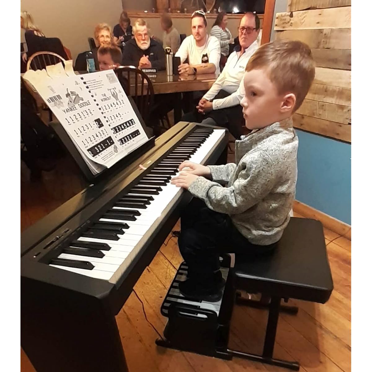 An ideal piano footrest that improves posture and form.Easy to get tired.Each student can adjust the ideal height.