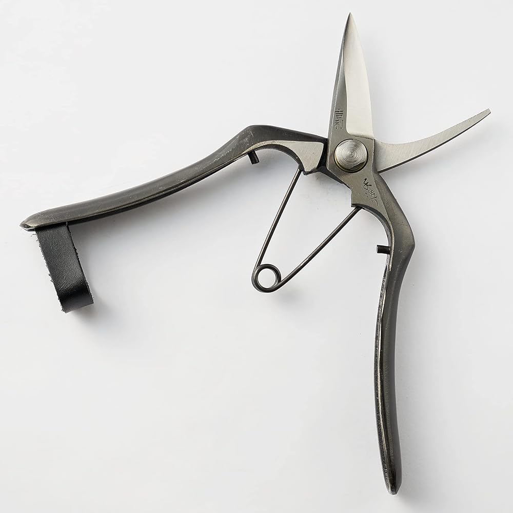 Geely bud pruning shears, handmade, pruning shears, made in Japan, made in Sanjo, Niigata Prefecture, high quality, professional specification, for cutting buds of twigs, garden trees, and fruit trees.